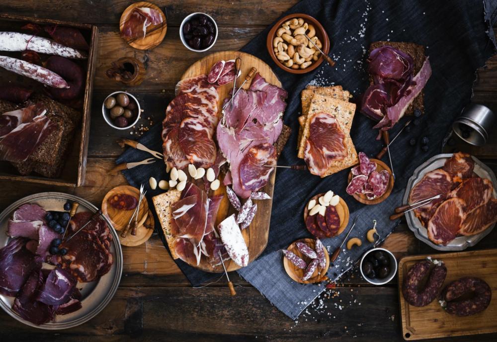 Variété de planches de charcuterie